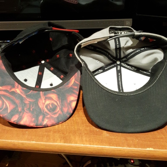 ⛔SOLD⛔ 2 Chicago Bulls Snap Back Hats - Picture 2 of 6